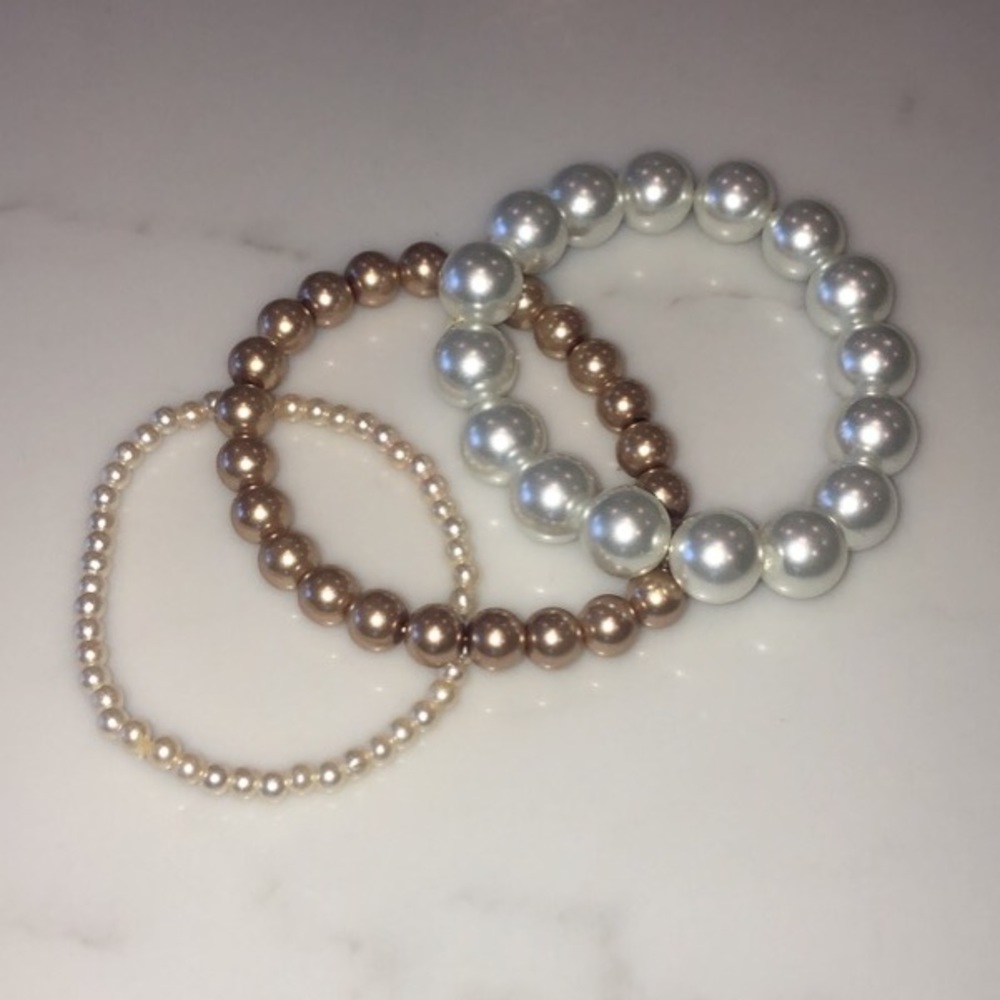 Set of three elastic handcrafted bracelets - Picture 1 of 4